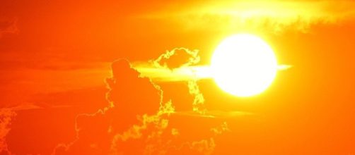 El sol aporta al paseo un valor a&ntilde;adido. Public Domain.