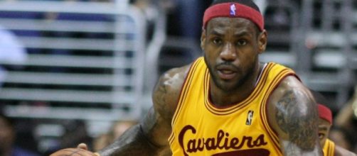 LeBron James hits a buzzer-beater to win Game 3 & put Raptors on the brink of elimination. [Image via Keith Allison/WikiCommons]