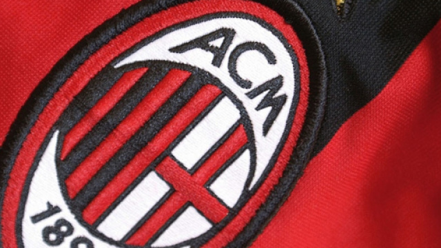Lo stemma del Milan cucito sulla maglia rossonera