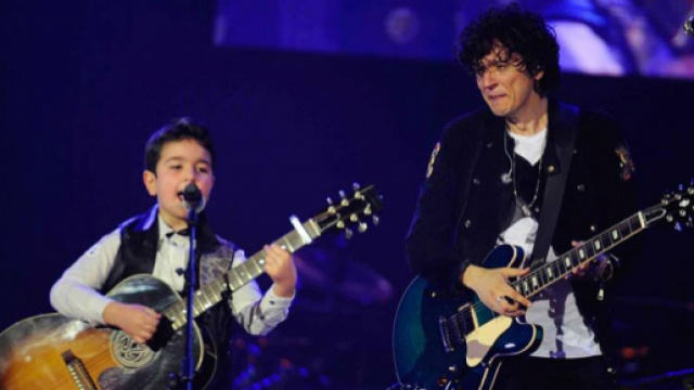 Ermal Meta con il piccolo Giuseppe al Forum di Assago