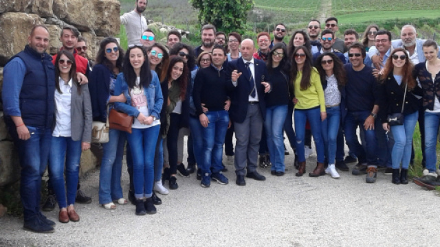 Sommelier tra i vigneti dell'azienda agricola Di Giovanna a Sambuca di Sicilia