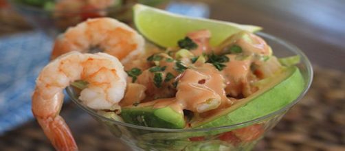 Aprende a preparar un delicioso aguacate con camarones