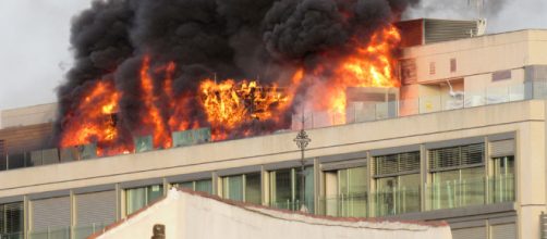 Incendio de grandes proporciones en un edificio
