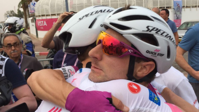 Elia Viviani festeggiato dai compagni