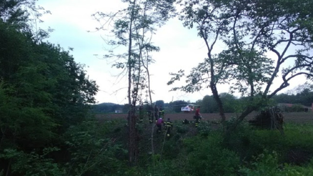 I Vigili del fuoco, risalgono la scarpata che porta sulla riva del fiume dove &egrave; stato rinvenuto il cadavere di Vittorio Peracino