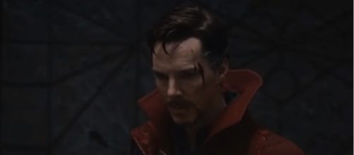 Doctor Strange returning from New York to defend the Hong Kong sanctum against Kaecilius. [Image via Kenrry TV/YouTube screencap]