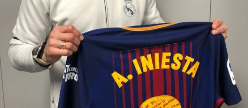 Sergio Ramos posa con la camiseta de Iniesta de recuerdo en su &uacute;ltimo derby