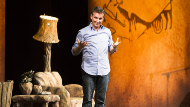 Nella foto, Maurizio Colombi interpreta Caveman, l'uomo delle caverne.