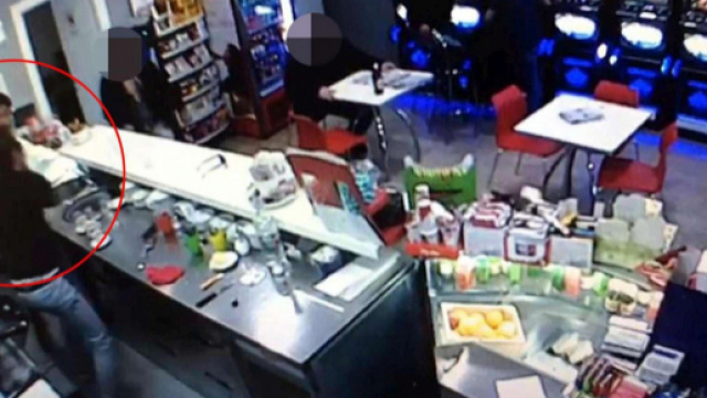 Raid Casamonica in un bar di Roma.