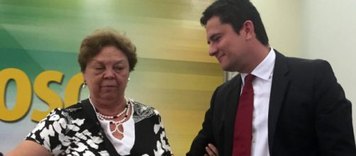Sergio Moro ao lado de sua m&atilde;e, Odete