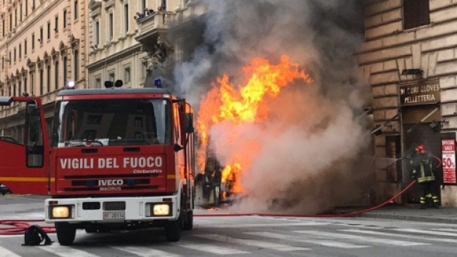 Autobus in fiamme nel centro di Roma
