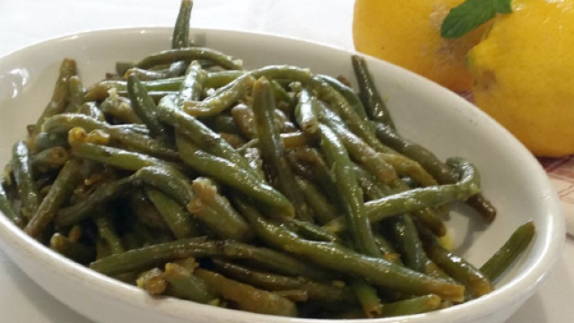 Fagiolini gratinati in forno con prosciutto, pancetta e formaggio.