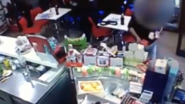 In alto, immagine dell'aggressione mafiosa