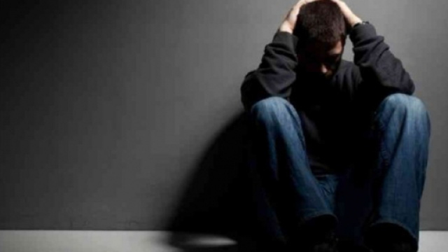 In alto, immagine rappresentativa della precariet&agrave;