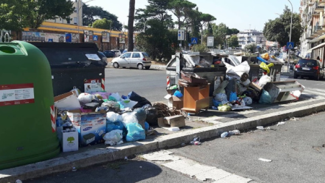 Inchiesta rifiuti Roma coinvolti dipendenti Ama e smaltitori illegali