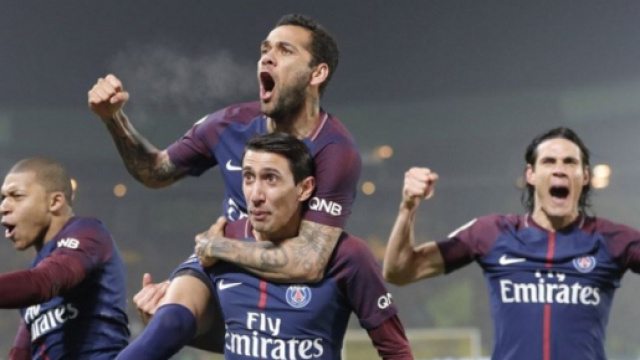 Les joueurs du PSG f&ecirc;tent leur but