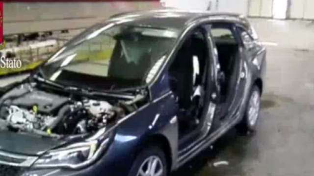 Ottaviano, auto rubate e pezzi rivenduti: arrestato ladro di Saviano