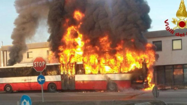 Paura in strada, autobus prende fuoco con persone a bordo: ecco cosa &egrave; accaduto
