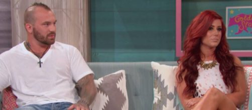 Adam Lind sits alongside Chelsea Houska. [Photo via MTV/YouTube]