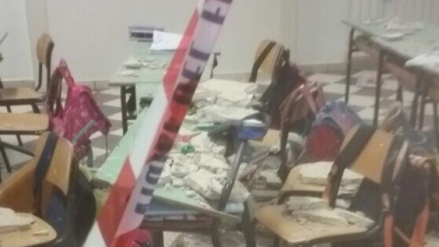 Fermo: crolla il tetto di un'aula di una scuola a poche ore dall'apertura.