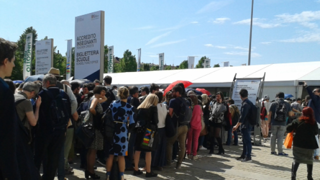 grande folla in coda all'ingresso del salone del libro di Torino