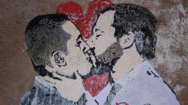 Il murales comparso e cancellato a Roma che ritrae il bacio tra Di Maio e Salvini