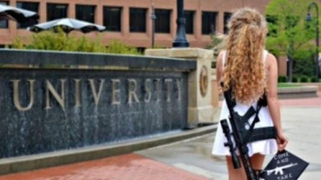 La studentessa USA che si reca all'universit&agrave; con un fucile da combattimento - Foto: vanityfair.it