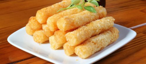 Deditos de yuca en salsa de papel&oacute;n