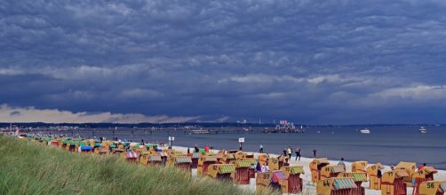 There are 5 ways you can secure your home before leaving on vacation. [image source: Vieleineinerhuelle - Pixabay]