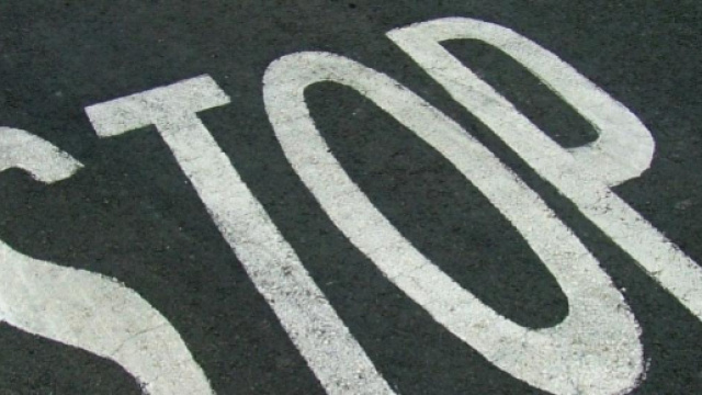 La segnaletica dello stop sul manto stradale