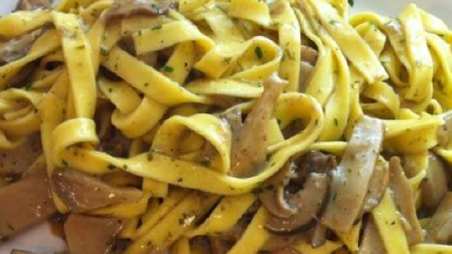 Tagliatelle ai funghi, patate, verdure e formaggio filante.