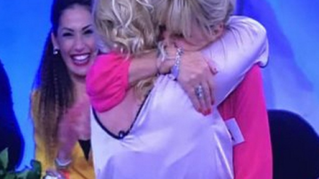 Uomini e donne ultima puntata: Gemma e Tina si abbracciano