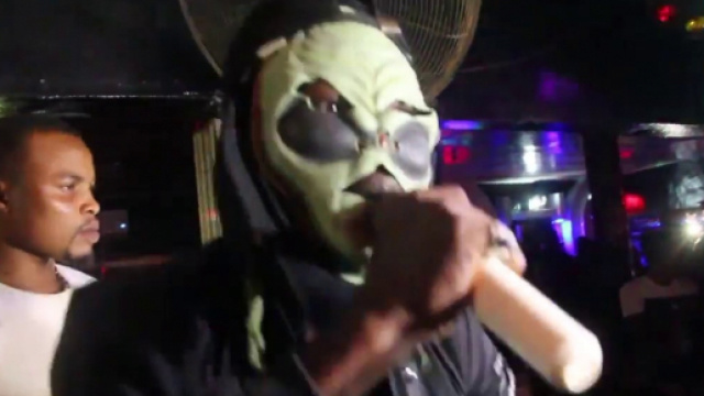 Le rappaur cagoul&eacute; Tob&ecirc; Y&eacute;ton &agrave; un concert