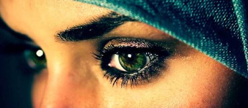 mujer de oriente que cubre cabeza debido a la de la sociedad en la que vive