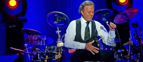 Julio Iglesias se da por notificado ante la demanda de filiaci&oacute;n de Javier Santos