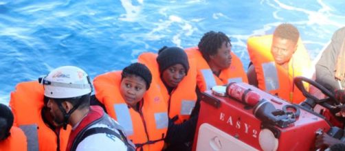 El 'Aquarius' est&aacute; desbordado de personas e Italia mandar&aacute; barcos militares para ayudar