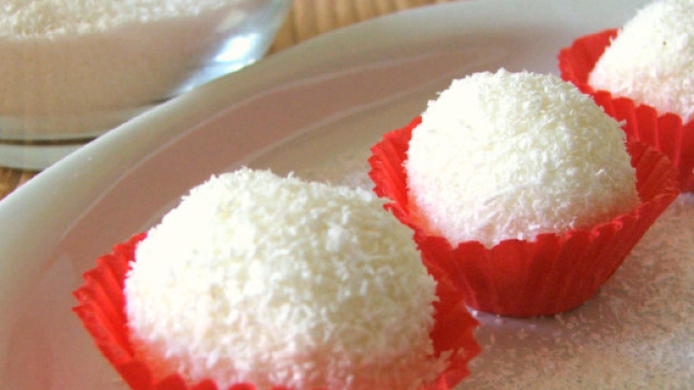 Gustose praline con cocco e ricotta
