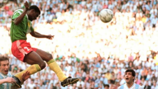 L'incredibile gol di testa di Omam-Biyik in Argentina-Camerun, match inaugurale dei Mondiali del 1990