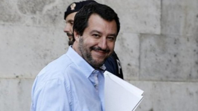 Matteo Salvini criticato per la sua politica sui migranti