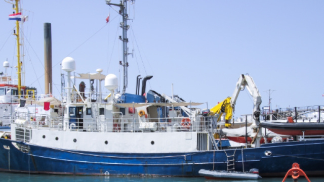 La nave Ong Lifeline: dopo aver raccolto profughi dalla Libia, si &egrave; vista negare l'attracco nei porti italiani.