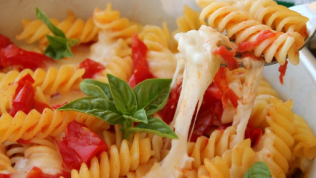 Pasta alla caprese fredda o calda primo piatto facile leggero e veloce - giallozafferano.it