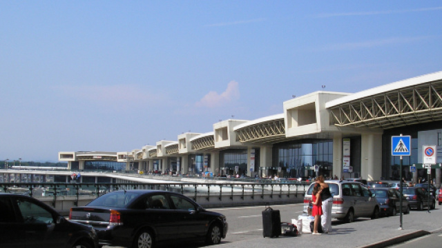 Per uno scambio di bagagli all'aeroporto di MIlano Malpensa trovati in un trolley 69 uccellini nascosti dentro bigodini