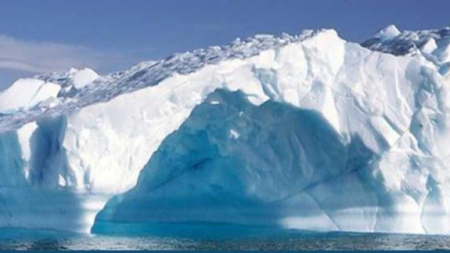 Un imponente blocco di ghiaccio in Antartide.