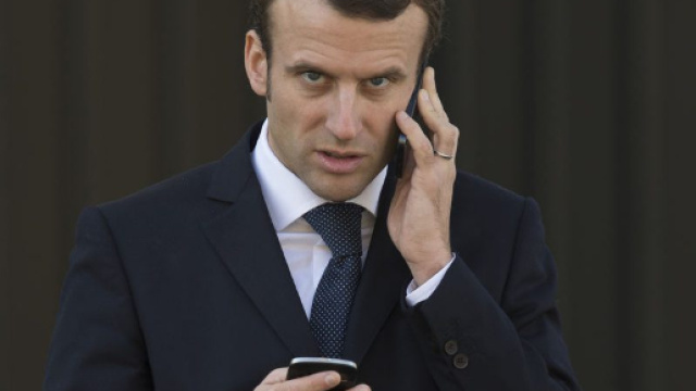 Emmanuel Macron, actif, deux t&eacute;l&eacute;phones en main: l'un pour l'&eacute;conomie, l'autre pour le social ?