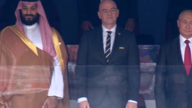 il principe saudita Bin Salman; il presidente della Fifa, Infantino, e il presidente russo Putin