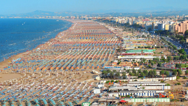 Rimini, donna denuncia 60enne spione