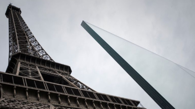 Torre Eiffel, entro un mese rimpiazzate le barriere metalliche con il vetro antiterrorismo
