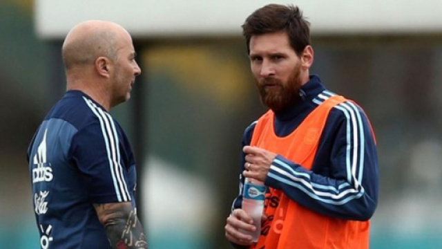 Jorge Sampaoli, C.t. dell'Argentina e Lionel Messi a colloquio durante un alenamento