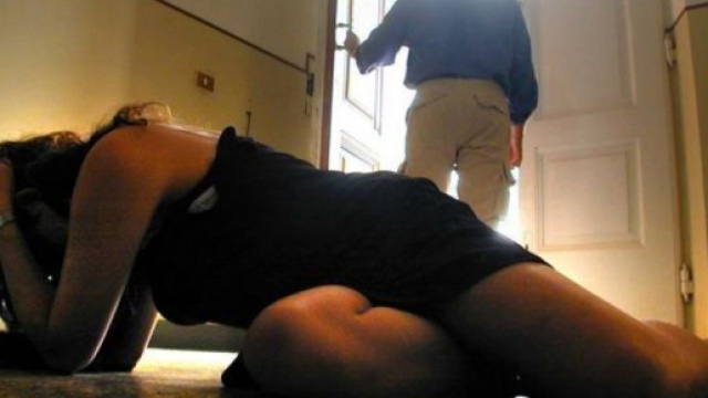 Padre violenta la figlia per 11 anni, la madre la minaccia per farle ritirare la denuncia.