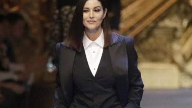 Monica Bellucci alla sfilata per Dolce & Gabbana alla Milano fashion week uomo
